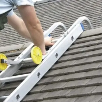 Dakladder met nokhaak huren? Beklim je dak veilig met een dakladder met nokhaak