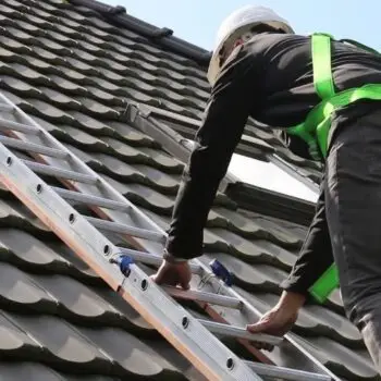 Dakladder met een nokhaak huren? Beklim je dak door het huren van een dakladder
