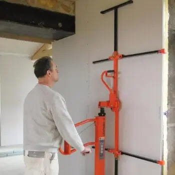 De platenlift kun je huren bij GECO verhuur. Gipsplaten til je makkelijk omhoog met de platenlift.